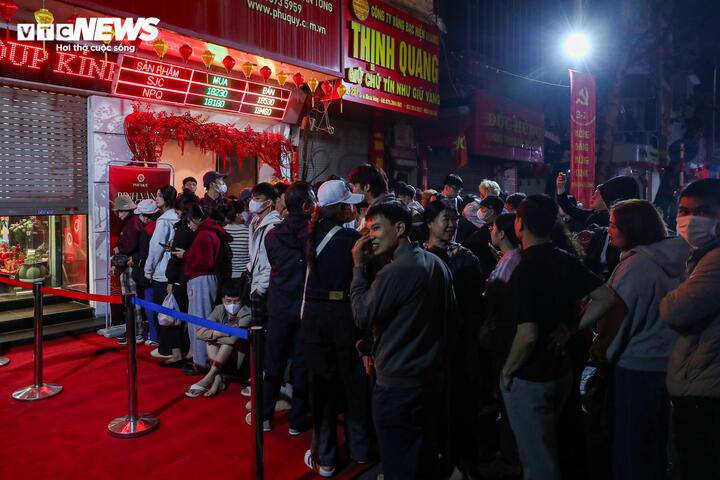 Xếp hàng gần 10 tiếng chờ mua vàng ngày vía thần Tài