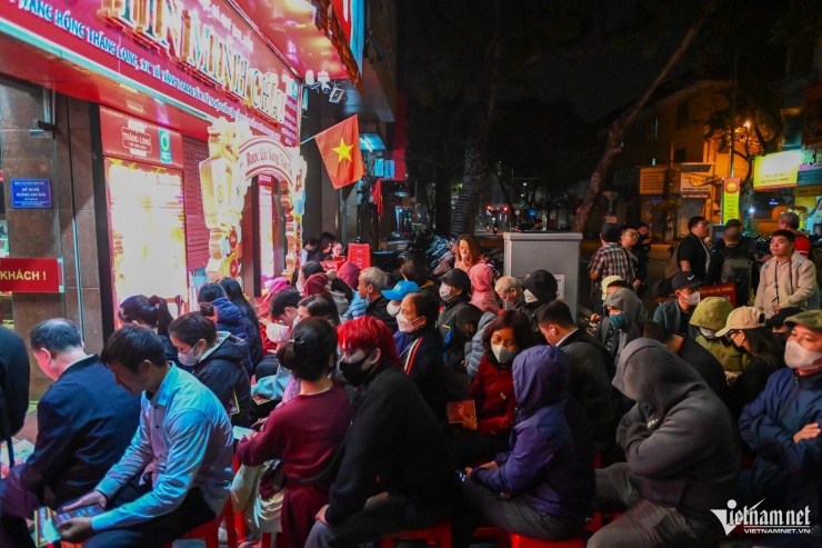 Tiệm vàng 'phá lệ', máy tự động giúp khách mua trong 15 phút