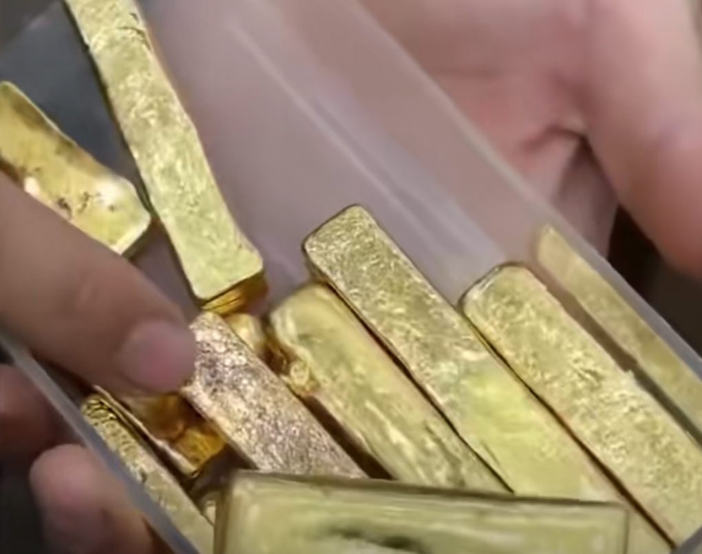 Chủ tiệm gia công ở Trung Quốc "dọn rác" thu về 1,7kg vàng