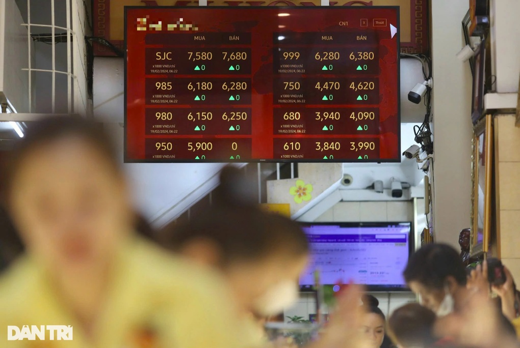 Mua vàng SJC tại TPHCM phải đăng ký trực tuyến, Hà Nội vẫn bán tại cửa hàng