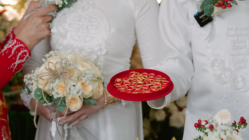 Chú rể 23 tuổi âm thầm tích góp 4 năm, tặng vợ 5 cây vàng trong lễ ăn hỏi