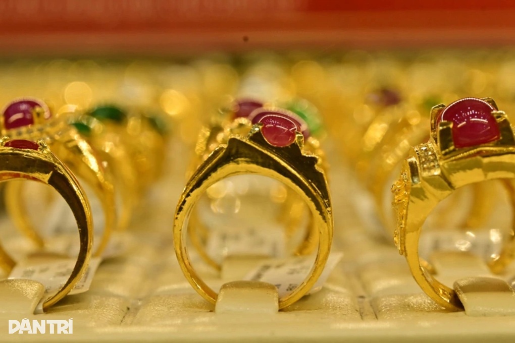 Giá vàng thế giới, trong nước rủ nhau tăng mạnh