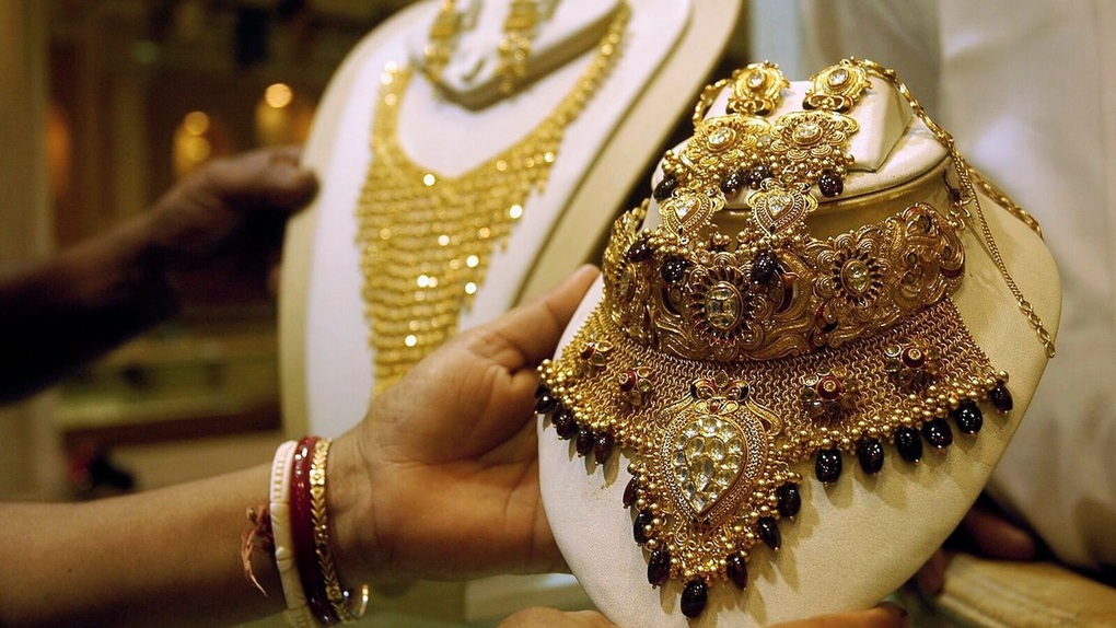 Vàng ở Iran: Người dân gom từng chỉ, lời đồn về chuyến bay tháo chạy