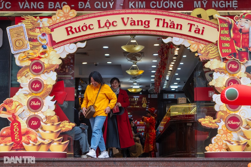 Xếp hàng mua bạc vía Thần Tài, mỗi khách chỉ được mua 1 lượng