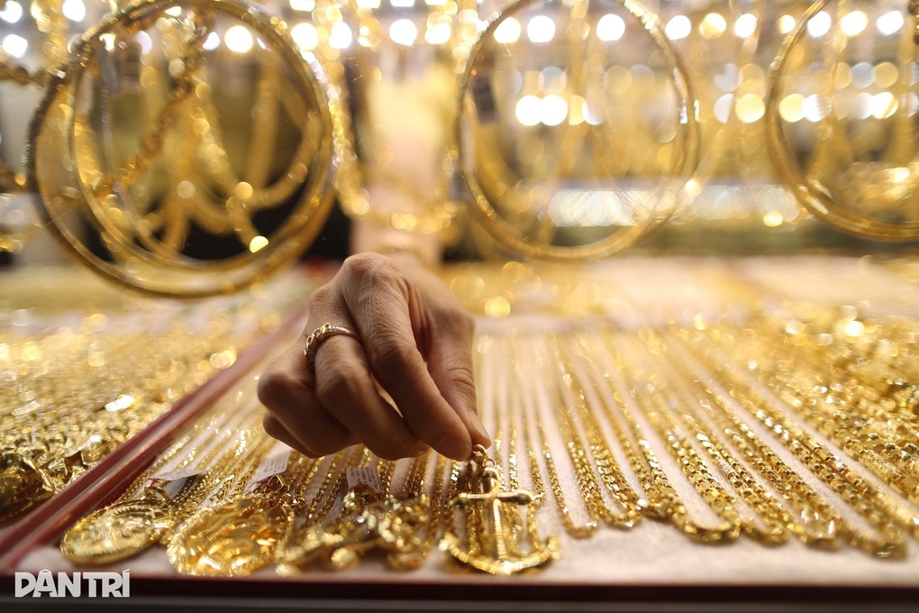 Chuyên gia lý giải về cú sập của giá vàng